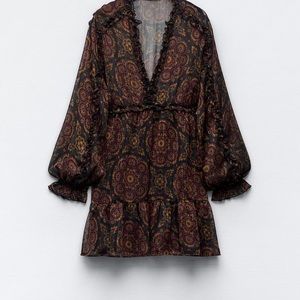 Mini dress with V-neck and long sleeves with elastic cuffs.